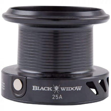 РЕЗЕРВНА ШПУЛА за DAIWA BLACK WIDOW 25A в черен цвят, идеална за замяна и подобряване на риболовната техника.