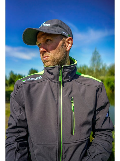 Мъж с яке MAVER PERFORMANCE SOFTSHELL JACKET на фона на синьо небе и зелена природа.