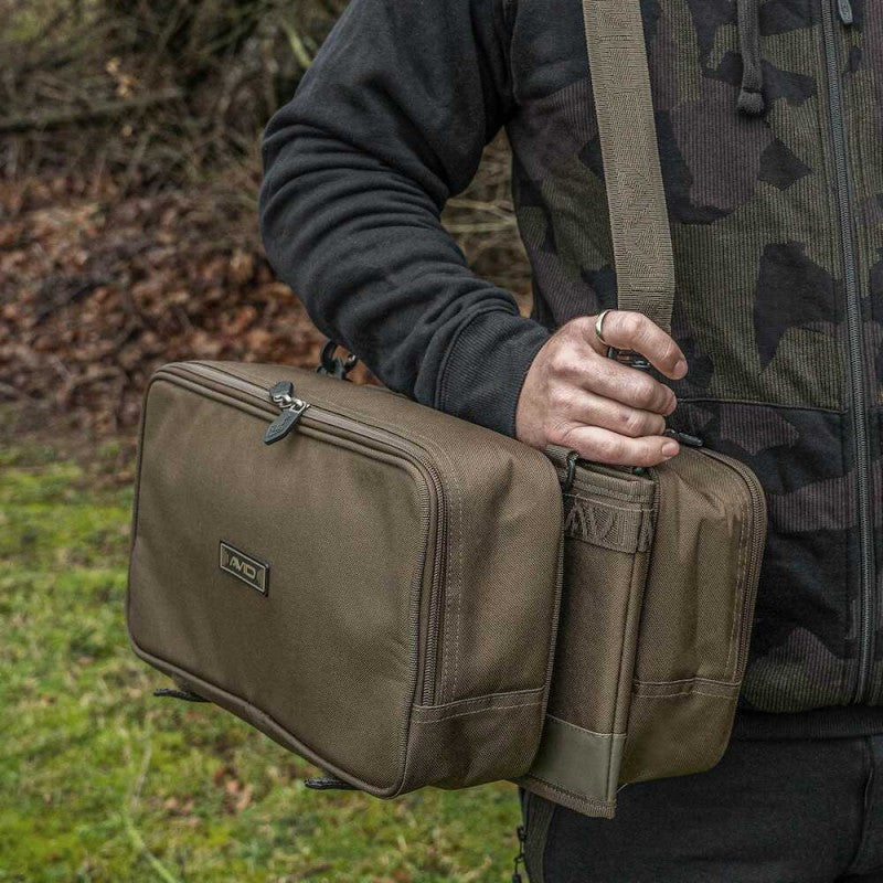 Чанта AVID Compound Pouch, удобна и стилна, подходяща за организиране на аксесоари по време на риболов.