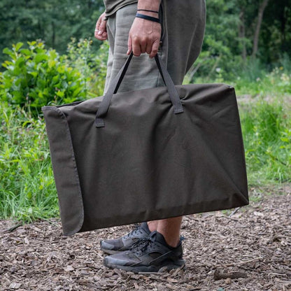 Масичка на две нива с органайзер AVID Double Decker Bivvy Organiser, удобна за носене с удобни дръжки.