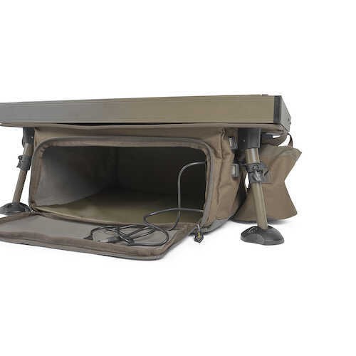 Масичка на две нива с органайзер AVID Double Decker Bivvy Organiser с просторен органайзер за аксесоари.