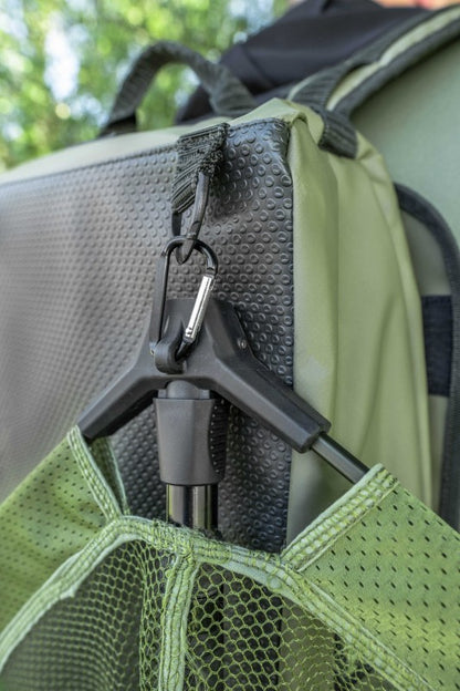 Сгъваем кеп KORUM Fast Net Head - 56 см attached to a fishing backpack securely.