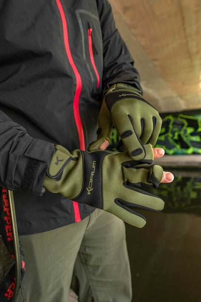 Неопренови ръкавици KORUM Neoteric Gloves, удобни и регулиращи се за риболовни дейности.