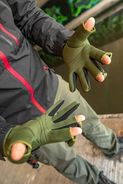 Неопренови ръкавици KORUM Neoteric Gloves, удобни и топли, идеални за риболов в студено време.