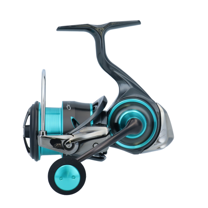 Макара с преден аванс DAIWA 21 EMERALDAS AIR LT - FC 2500S отстрани, новият дизайн и иновации.