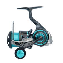 Макара с преден аванс DAIWA 21 EMERALDAS AIR LT - FC 2500S отстрани, новият дизайн и иновации.