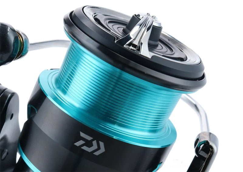 Макара с преден аванс DAIWA 21 EMERALDAS AIR LT - FC 2500S - детайл на макарата с MQ дизайн и синя шпула.