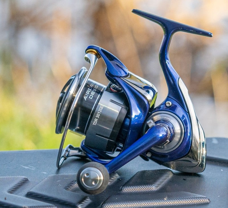 Макара с преден аванс DAIWA '24 TDR MATCH & FEEDER QD показана в детайл на фона на природа.
