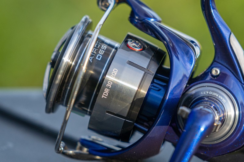 Макара с преден аванс DAIWA '24 TDR MATCH & FEEDER QD, показваща Airdrive Design и детайли на шпулата.
