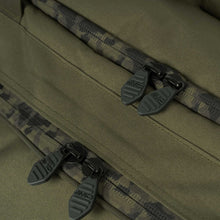 Сак AVID RVS CARRYALL - MEDIUM zippers and fabric details for outdoor use
