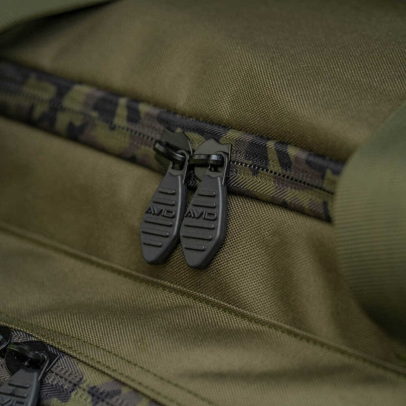 Сак AVID RVS CARRYALL - MEDIUM zipper details showcasing high-quality material and design features.