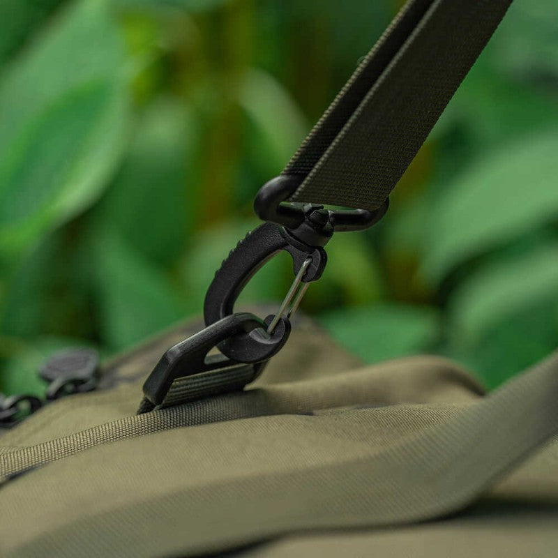 Сак AVID RVS CARRYALL - MEDIUM close-up of durable strap and clip details.