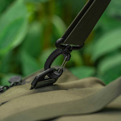 Сак AVID RVS CARRYALL - MEDIUM close-up of durable strap and clip details.