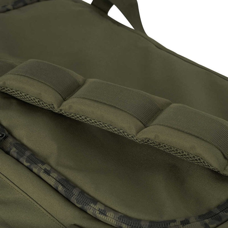 Сак AVID RVS CARRYALL - MEDIUM close-up showing padded handles and durable fabric design