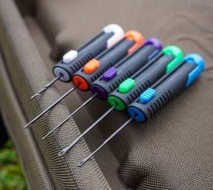 Комплект игли (5бр) Avid Carp Retracta Tool Storage Set с 4 игли и пробивач на зелена и черна повърхност.