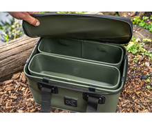 Комплект футери и сито KORUM EVA TACKLE & BAIT STATION с отворен капак, показващ организирани контейнери.