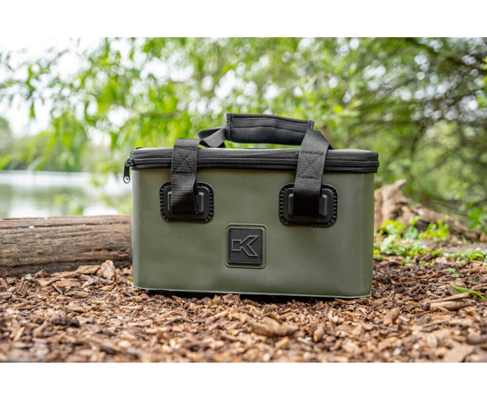 Комплект футери и сито KORUM EVA TACKLE & BAIT STATION displayed in natural setting beside a log.