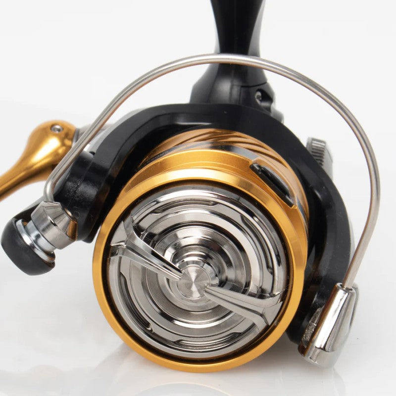 Макара с преден аванс Daiwa 20 CROSSFIRE LT 4BS A, близък план на шпулата и детайлите.