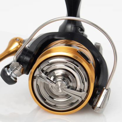 Макара с преден аванс Daiwa 20 CROSSFIRE LT 4BS A, близък план на шпулата и детайлите.