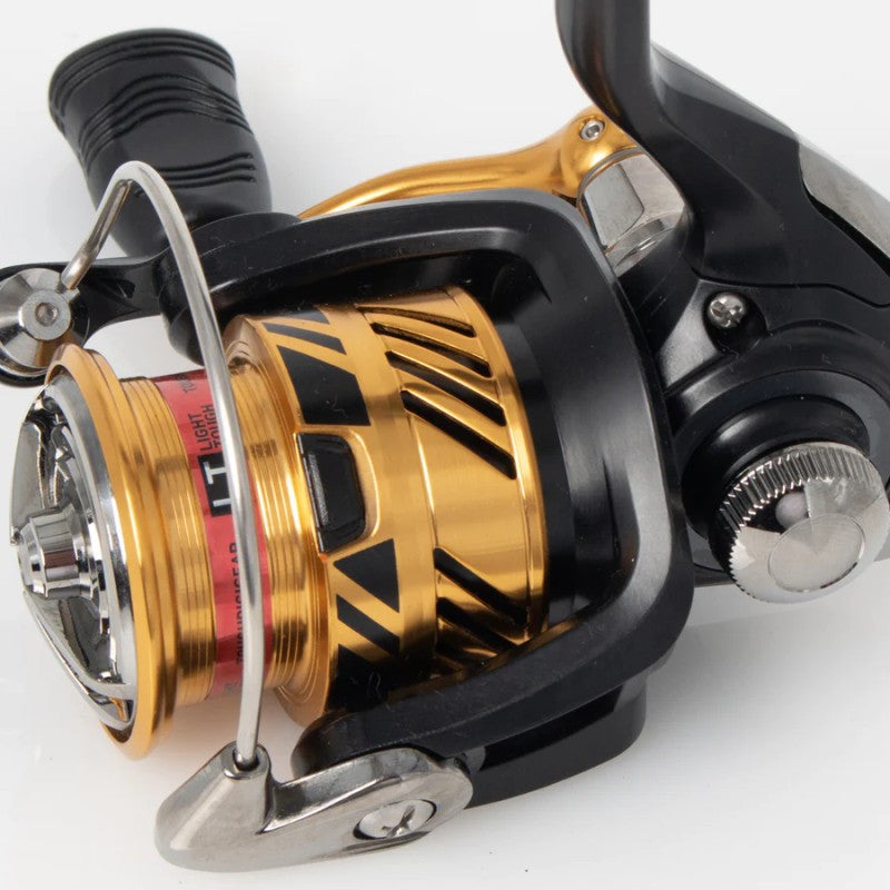Макара с преден аванс Daiwa 20 CROSSFIRE LT 4BS A с черен и златист дизайн