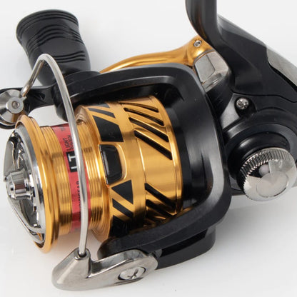 Макара с преден аванс Daiwa 20 CROSSFIRE LT 4BS A с черен и златист дизайн