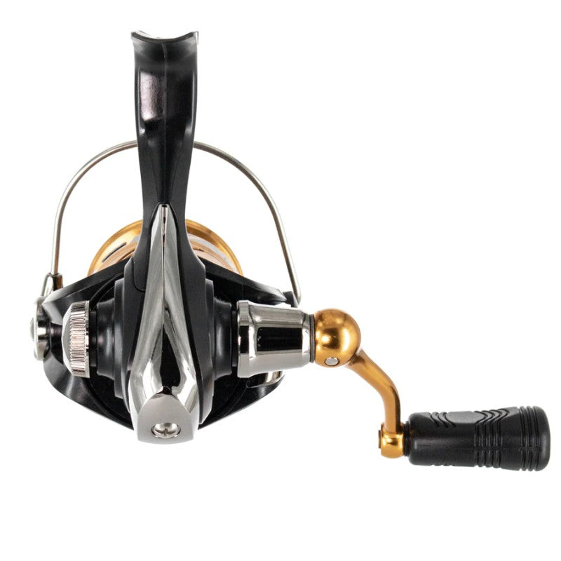 Макара с преден аванс Daiwa 20 CROSSFIRE LT 4BS A вид отгоре, златни и черни елементи.