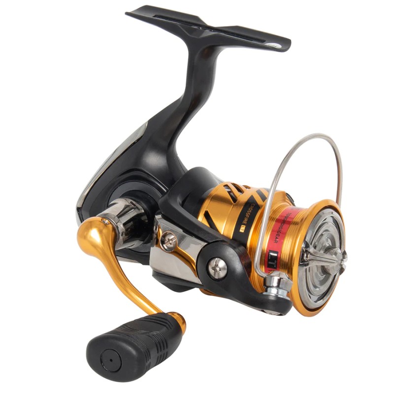 Макара с преден аванс Daiwa 20 CROSSFIRE LT 4BS A - риболовен уред с черно и златно покритие.
