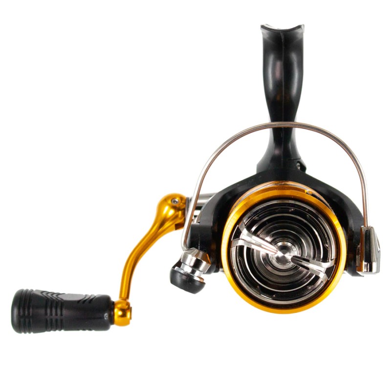Макара с преден аванс Daiwa 20 CROSSFIRE LT 4BS A с черен и златен дизайн, предназначена за риболов.