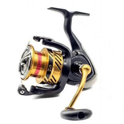 Макара с преден аванс Daiwa 20 CROSSFIRE LT 4BS A, черно-златна рибарска макара с предавателно число 5.2:1.