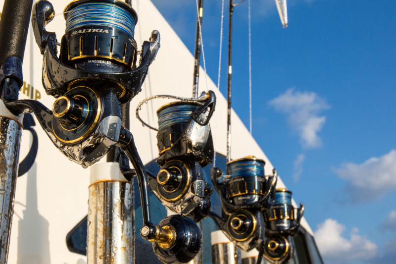 Топ модел макара DAIWA '23 SALTIGA G, показани на риболовен кораб в слънчево време.