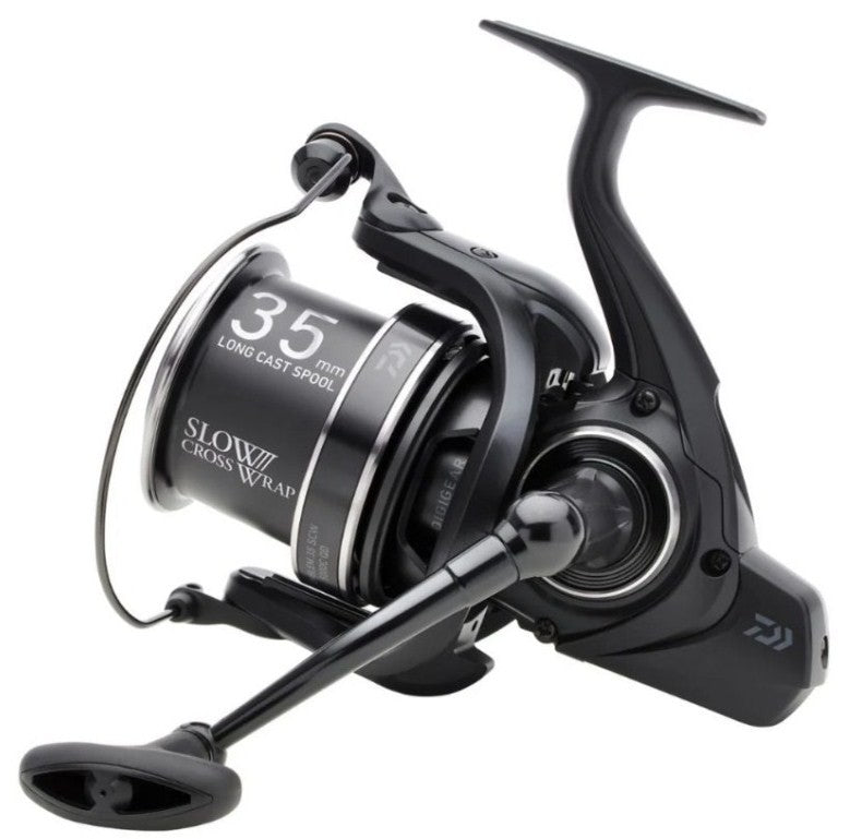 Макара DAIWA '23 EMBLEM 35 SCW QD с 35мм шпула и Slow Cross Wrap технология за риболов на дълги разстояния.