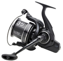 Макара DAIWA '23 EMBLEM 35 SCW QD с 35мм шпула и Slow Cross Wrap технология за риболов на дълги разстояния.
