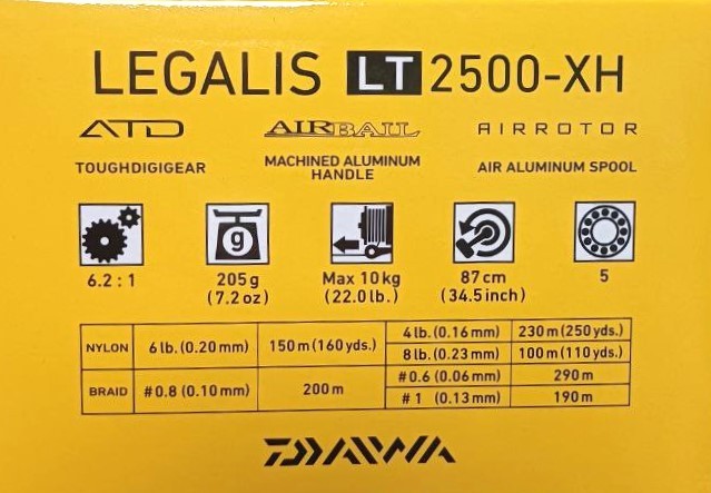 Макара с преден аванс DAIWA LEGALIS LT 20 характеристиките на модела LEGALIS LT2500-XH на жълт фон.