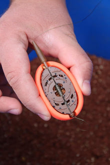 Фидер хранилки Fil Fishing QUICK CHANGE METHOD FEEDER CONNECTOR в ръка, готов за употреба.