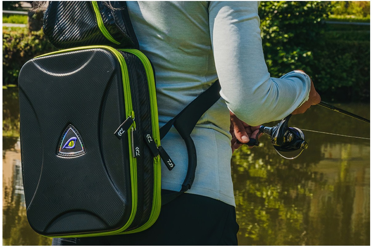 Чанта за примамки DAIWA PROREX ROVING BAG на човек, който риболовства с въдица на красиво място.