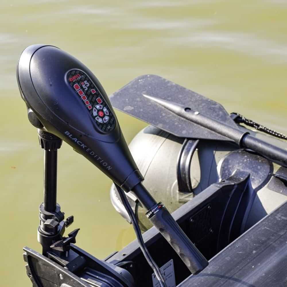 Електрически двигател RHINO BE55 BLACK EDITION ELECTRIC OUTBOARD MOTOR installed on a boat.