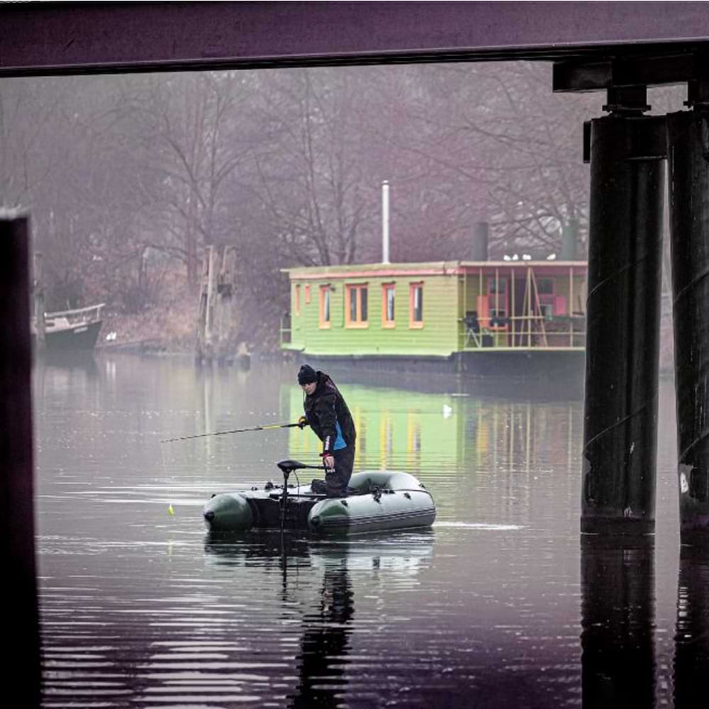 Електрически двигател RHINO BE35 BLACK EDITION ELECTRIC OUTBOARD MOTOR used on a fishing boat in calm waters.