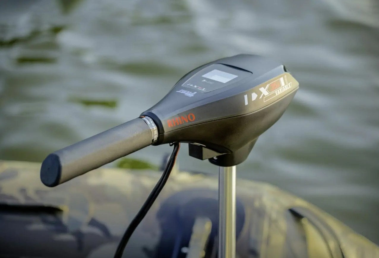 Електрически двигател RHINO DX55V ELECTRIC OUTBOARD MOTOR 106cm на лодка, с дисплей и управление.