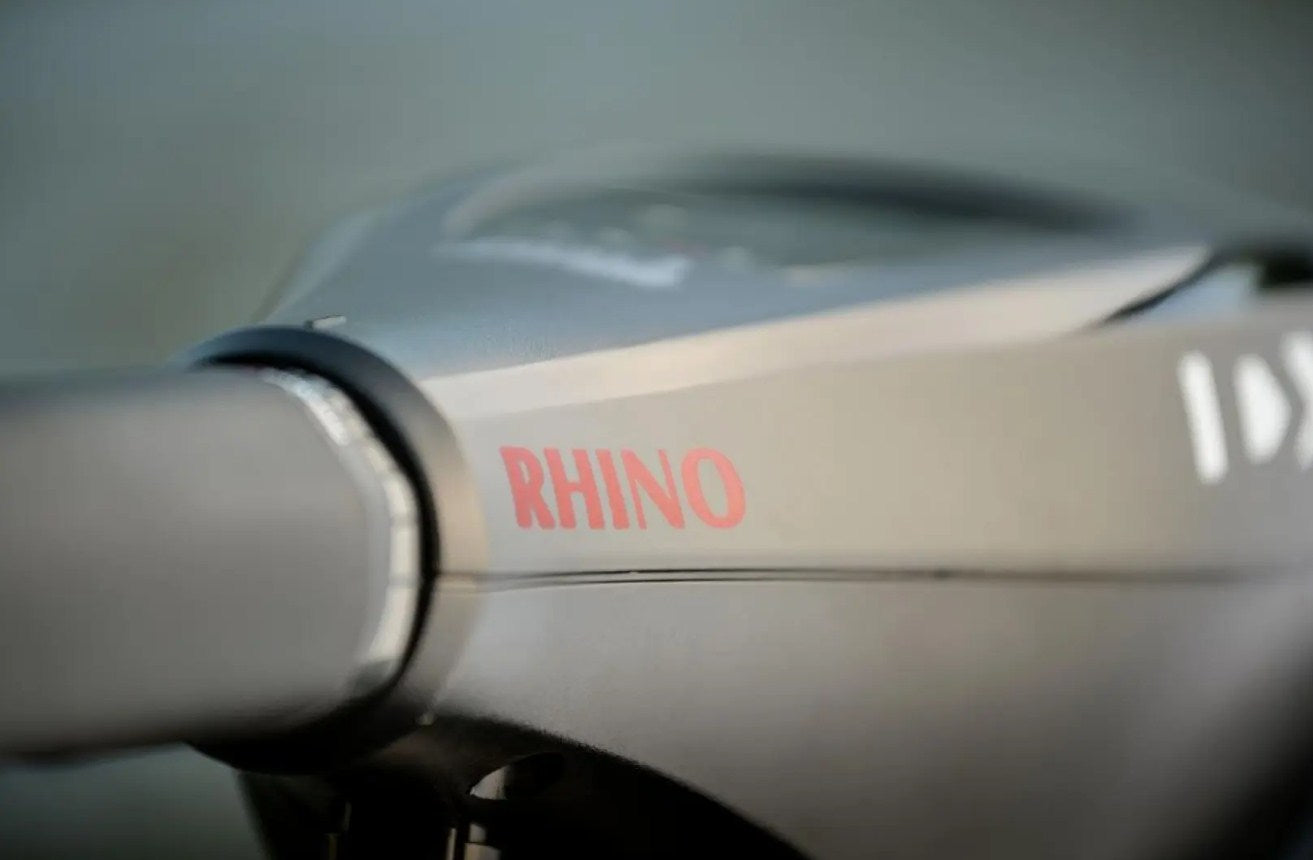 Електрически двигател RHINO DX55V ELECTRIC OUTBOARD MOTOR 106cm - детайл на RHINO емблемата