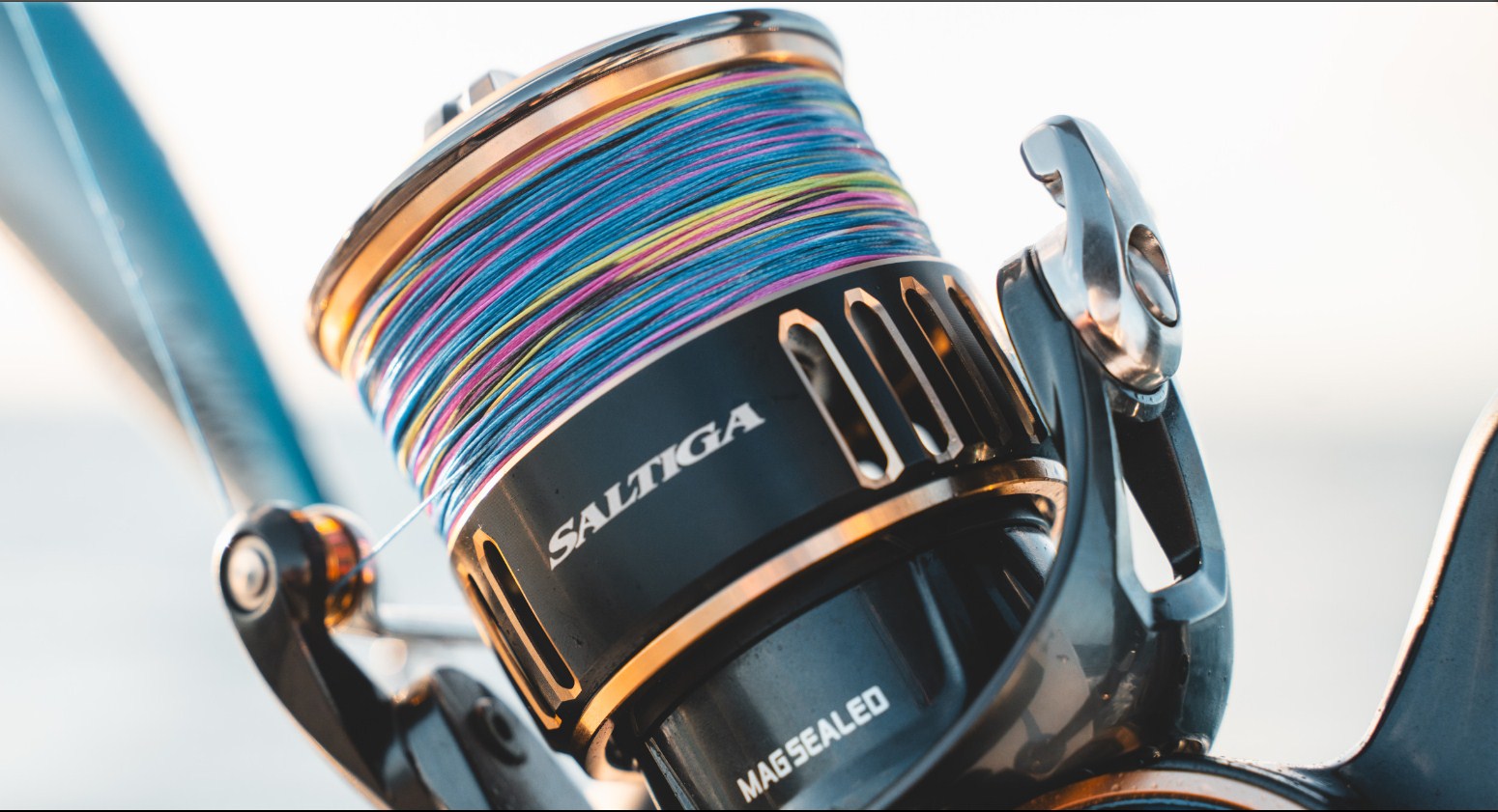 Макара за морски риболов DAIWA 25 SALTIGA G с цветна жилка и магнетна защита.