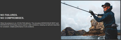 Рибар с макара за морски риболов DAIWA 25 SALTIGA G на островен фон, демонстриращи комфорт и ефективност.