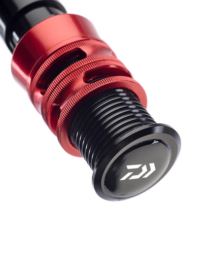 Въдица за мухарски риболов DAIWA SILVERCREEK X TROUT FLY - 2.43/2.74m детайл на дръжка с червени и черни елементи.