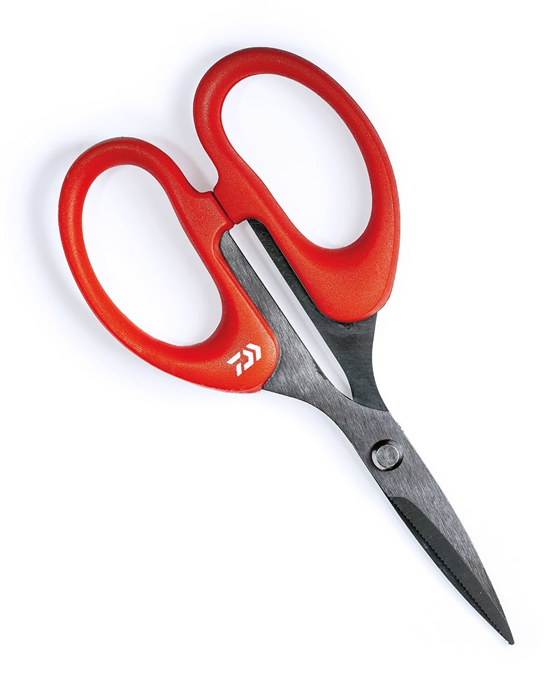 Ножица за плетени и монофилни влакна DAIWA SERRATED SCISSORS с червени дръжки и остри стоманени остриета.