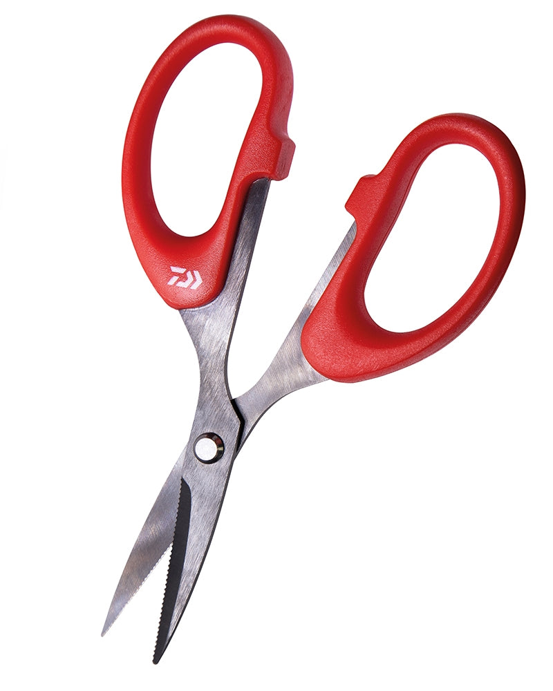 Ножица за плетени и монофилни влакна DAIWA SERRATED SCISSORS с червени дръжки и назъбено острие.