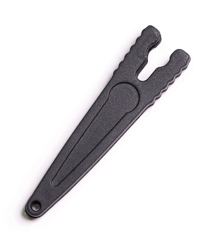 Ножица за плетени и монофилни влакна DAIWA SERRATED SCISSORS - черен инструмент с ергономичен дизайн.
