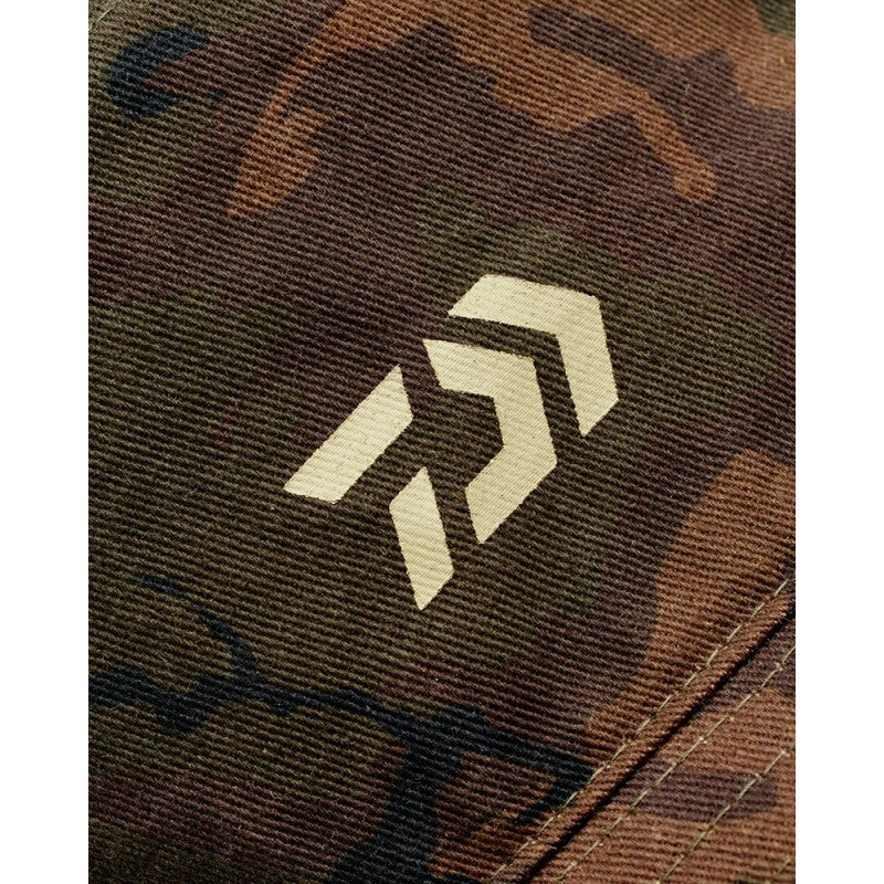 Шапка DAIWA Carp Camo Bucket Hat - универсален размер, камуфлажен дизайн с лого на DAIWA.