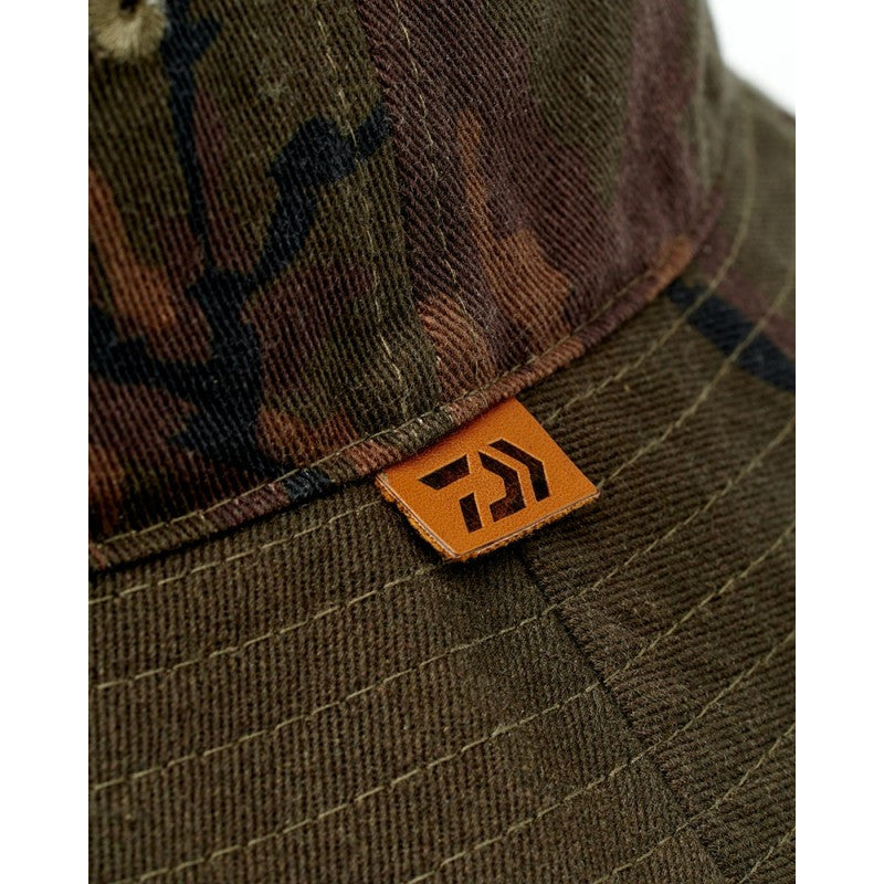 Шапка DAIWA Carp Camo Bucket Hat - универсален размер - детайл на камуфлажния десен и лого DAIWA.