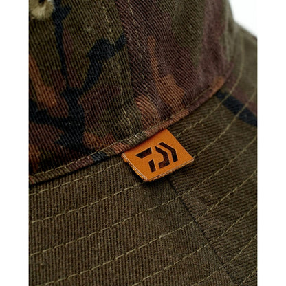Шапка DAIWA Carp Camo Bucket Hat - универсален размер - детайл на камуфлажния десен и лого DAIWA.