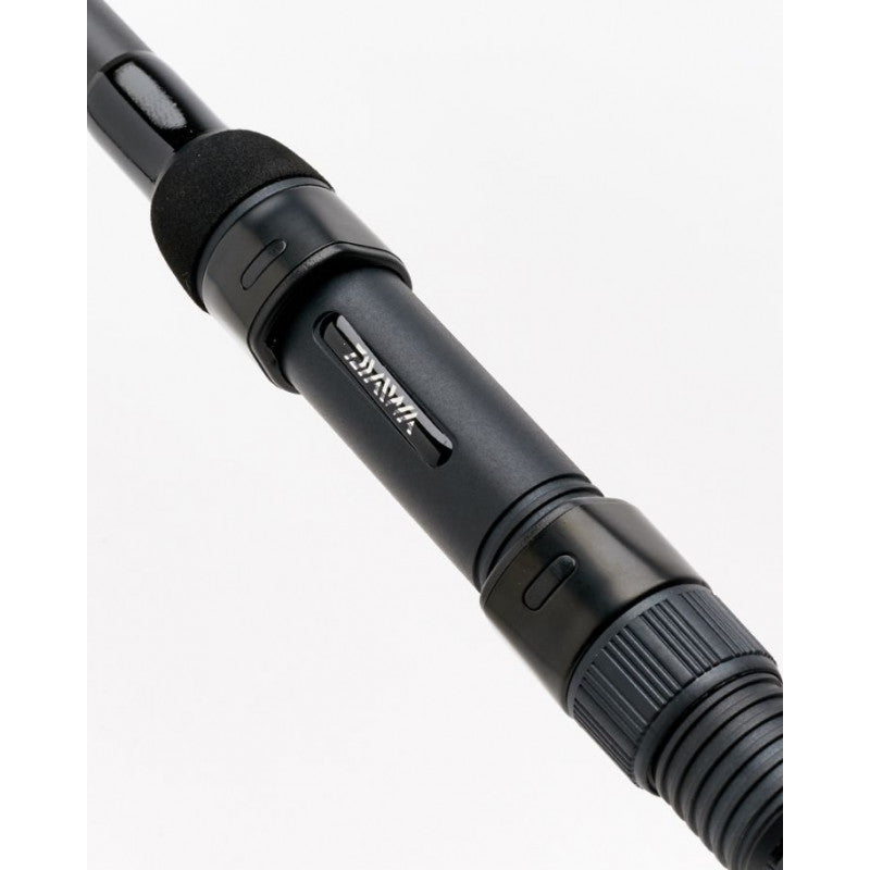 Шаранджийска въдица DAIWA D CARP - 3.60m/3.5lbs риба захващаща част от близо, черен дизайн и висококачествени материали.