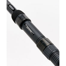 Шаранджийска въдица DAIWA D CARP - 3.60m/3.5lbs риба захващаща част от близо, черен дизайн и висококачествени материали.